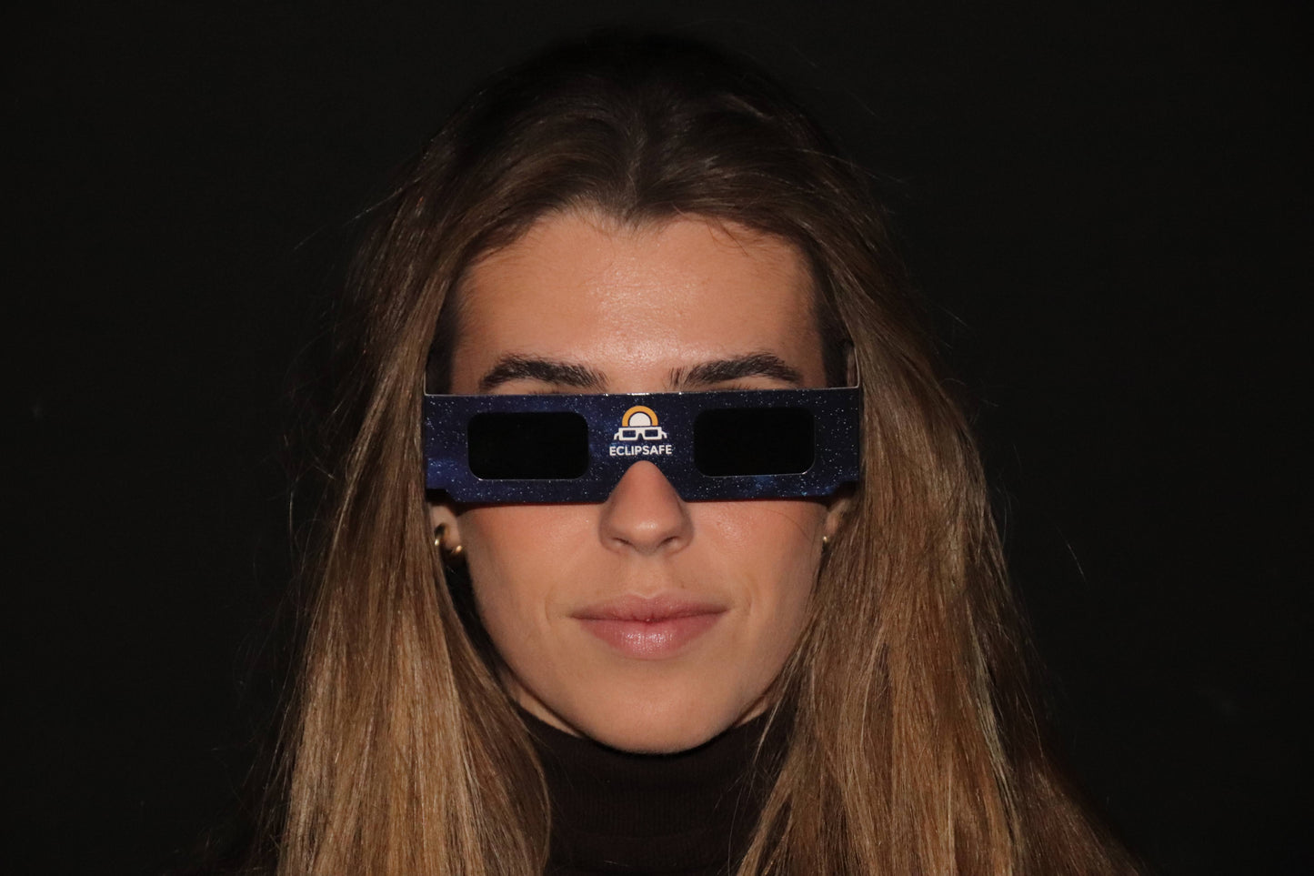 Modelo con las gafas de eclipse