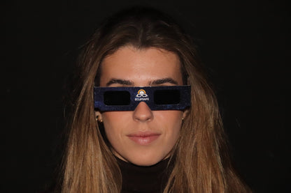 Modelo con las gafas de eclipse